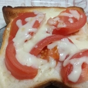 トマトとチーズのトースト